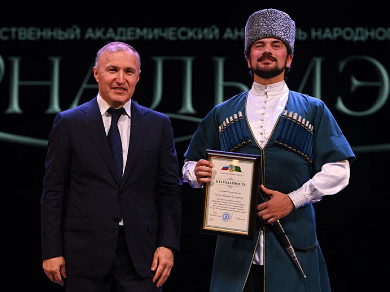 Лъэпкъым иналмэс-налкъут | Адыгэ макъ