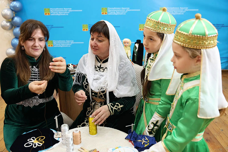Къафэмыкъинэу, ашIогъэшIэгъонэу арегъашIэ | Адыгэ макъ